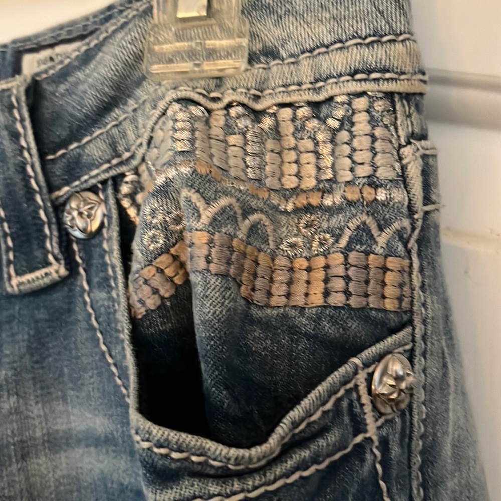 Miss me rare embroidered ankles that match all pockets! Size 30